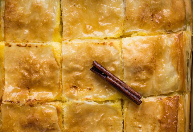 Crema pasticcera di "Galaktoboureko" o bougatsa dolce tradizionale greco cotto in padella con sciroppo. Vista dall'alto, primo piano