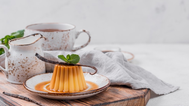 Crema pasticcera sul piatto con menta e tè