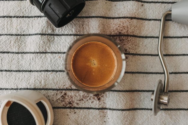 Crema per caffè espresso con attrezzature per caffettiera