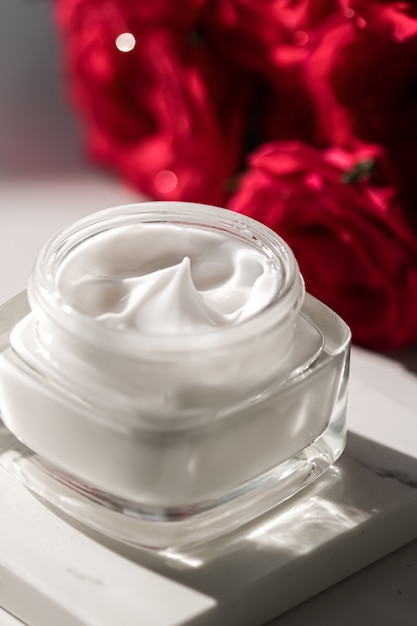 Crema per il viso idratante come prodotto di lusso per la cura della pelle e del corpo per la casa spa e cosmetici di bellezza biologici...