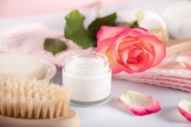 Crema per la pelle di bellezza a base di erbe per la cura cosmetica biologica per gli occhi delle mani del viso con rosa