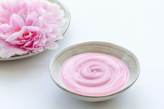 Crema rosa con onde su fondo bianco e peonia sullo sfondo