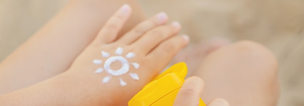 Crema solare sulla pelle di un bambino.