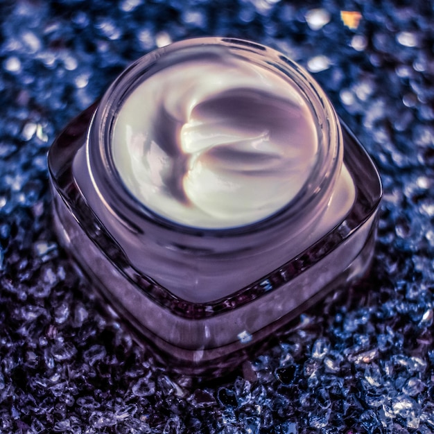 Crema viso di lusso per una pelle sana su sfondo glitterato lucido cosmetici idratanti spa e prodotti di bellezza naturali per la cura della pelle