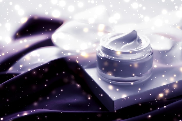 Crema viso notte magica come idratante per la pelle di bellezza cosmetico spa di lusso e prodotto naturale per la cura della pelle come regalo di vacanza