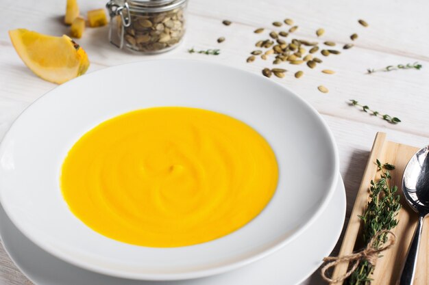 Crema-zuppa di zucca nel piatto