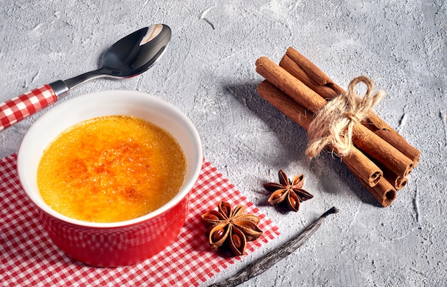 Creme brulee (crema brulée, crema bruciata) con cannella e anice