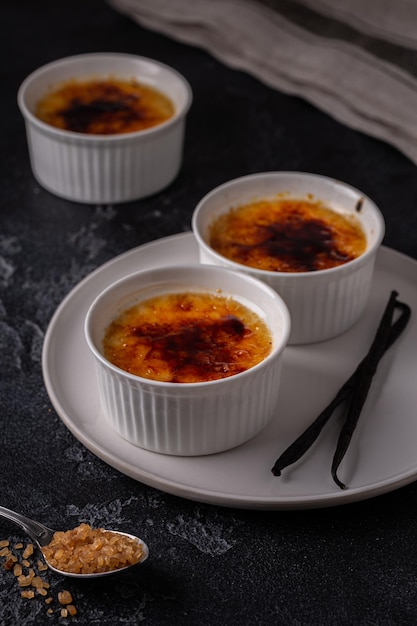 Creme brulee dessert francese alla vaniglia con zucchero caramellato