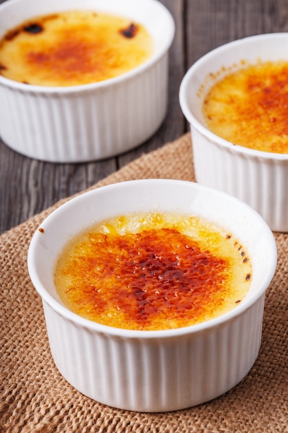 Creme brulée - dessert francese tradizionale alla crema alla vaniglia con zucchero caramellato sulla parte superiore.