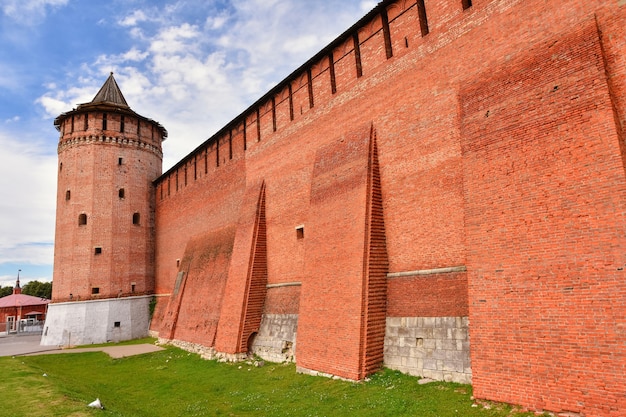 Cremlino a Kolomna, fortezza rossa, muro rosso, muratura di un'antica fortificazione