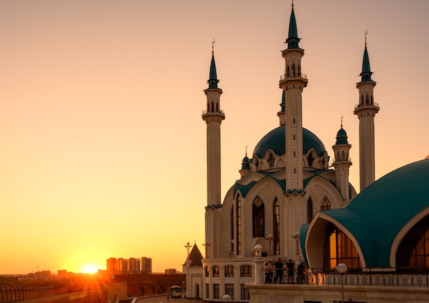 Cremlino di Kazan al tramonto Tatarstan Russia Vista soleggiata della moschea di Kul Sharif