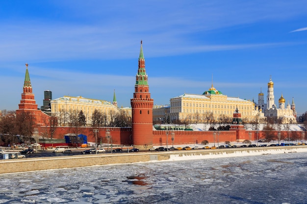 Cremlino di Mosca dal ponte Bolshoy Kamennyi nella mattina d'inverno