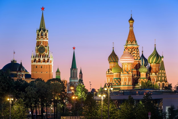 Cremlino di Mosca e Cattedrale di San Basilio di notte Russia