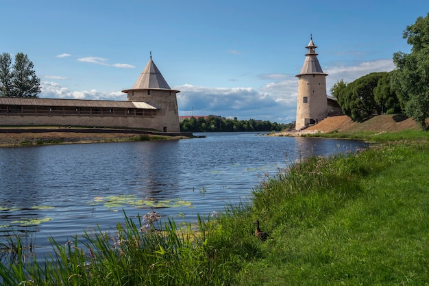 Cremlino di Pskov sulla riva del fiume Pskova in una soleggiata giornata estiva Pskov Russia