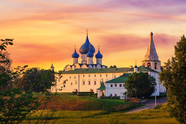 Cremlino di Suzdal e cattedrale della Natività presso il fiume Kamenka, Russia. Tramonto di giorno di estate.