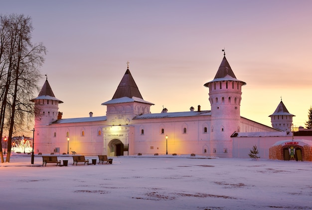 Cremlino di Tobolsk all'alba Centri commerciali Guest Yard Vecchia architettura russa del XVIII secolo