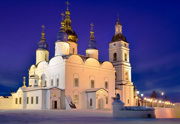 Cremlino di Tobolsk all'alba Santa SofiaCattedrale dell'Assunzione con un campanile