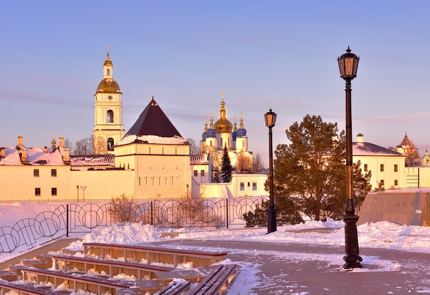 Cremlino di Tobolsk in inverno Mura orientali della fortezza dal sito nel giardino di Ermak