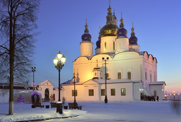 Cremlino di Tobolsk in una sera d'inverno Cattedrale dell'Assunzione di Santa Sofia Ghiacciaia di Natale