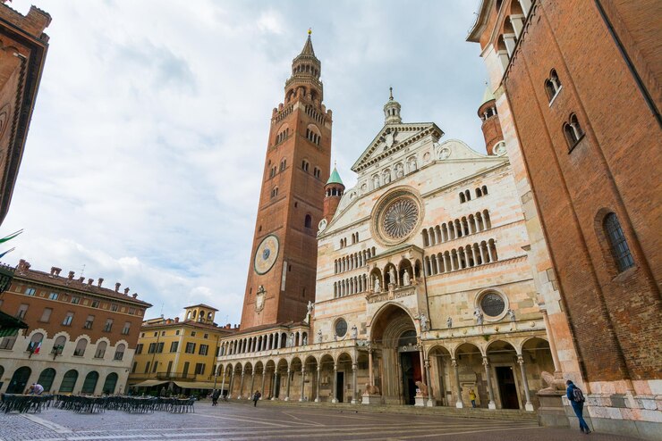Cremona La cattedrale dell'Assunzione della Beata Vergine Maria e la campana della torre