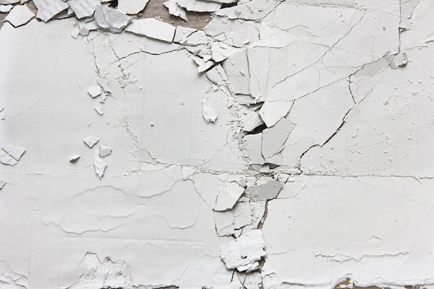 Crepa bianca parete spaccata vecchio intonaco buccia texture stucco sfondo riparazione spazio libero schiacciamento errore concetto graffio