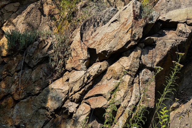 Crepe nella roccia granitica dovute all'attività umana. Distruzione della roccia granitica della montagna dopo l'esplosione. Concetto di problemi ambientali