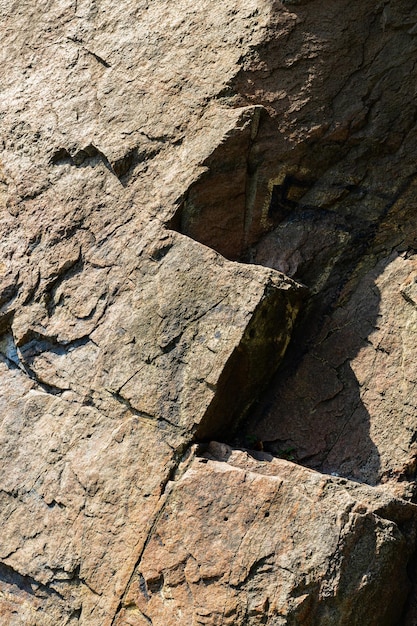 Crepe nella roccia granitica dovute all'attività umana. Distruzione della roccia granitica della montagna dopo l'esplosione. Concetto di problemi ambientali