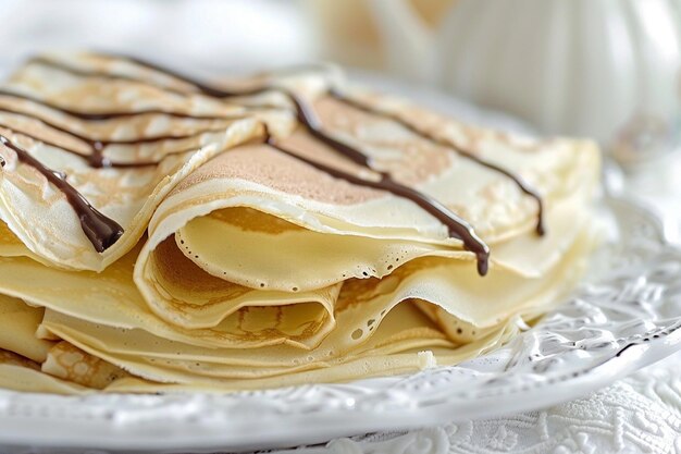 Crepe riempite di pudding servite con un po' di salsa al cioccolato