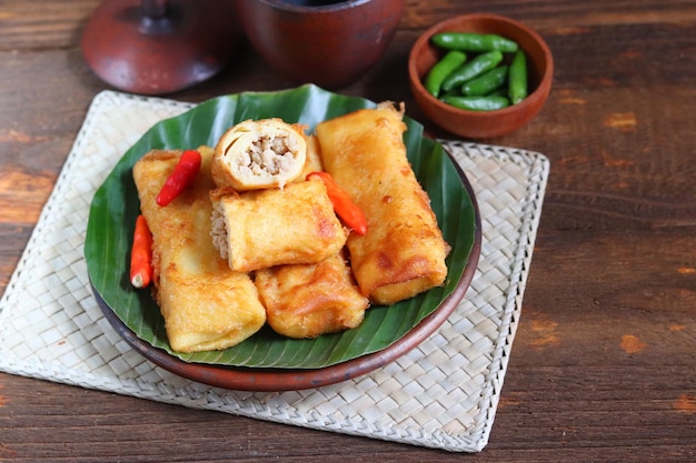 Crepe Sosis Solo o Uovo Fritto con Manzo Tritato o Ripieno di Pollo