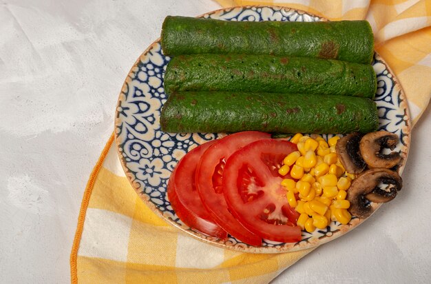 Crepes agli spinaci verdi fatti in casa