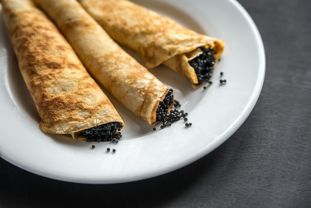 Crepes al caviale nero