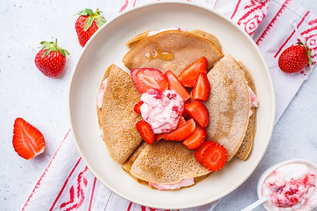 Crepes con fragole e crema al cocco