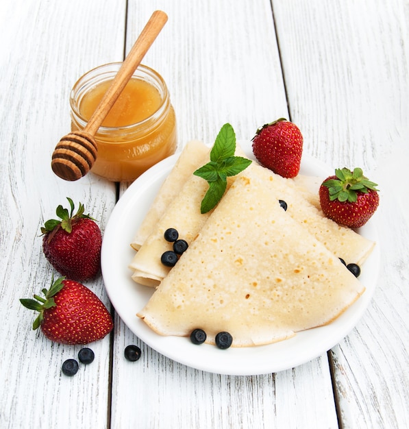 Crepes con fragole e mirtilli