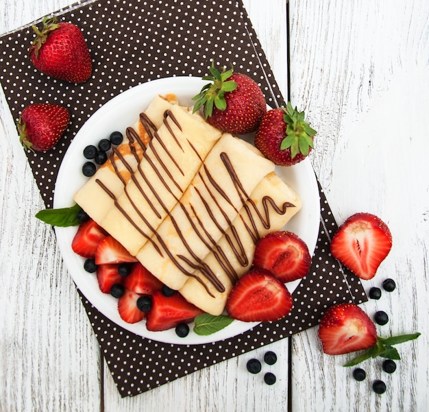 Crepes con fragole e salsa di cioccolato