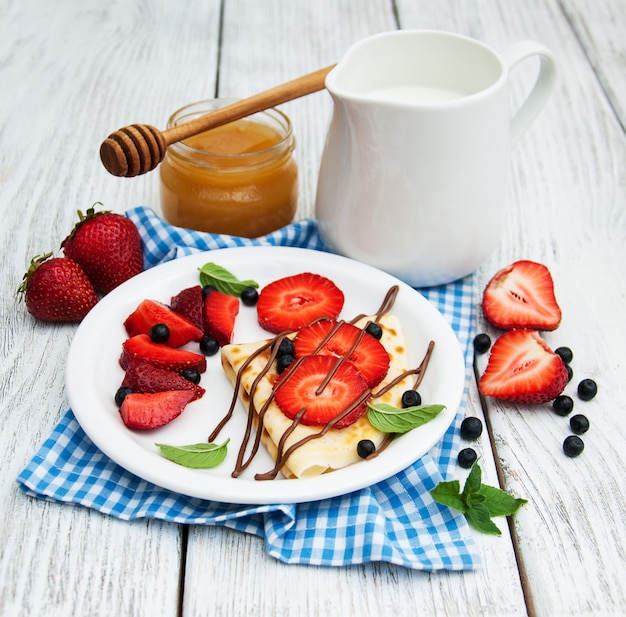 Crepes con fragole e salsa di cioccolato