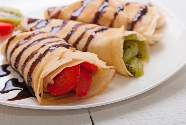 Crepes con frutta fragola banana kiwi