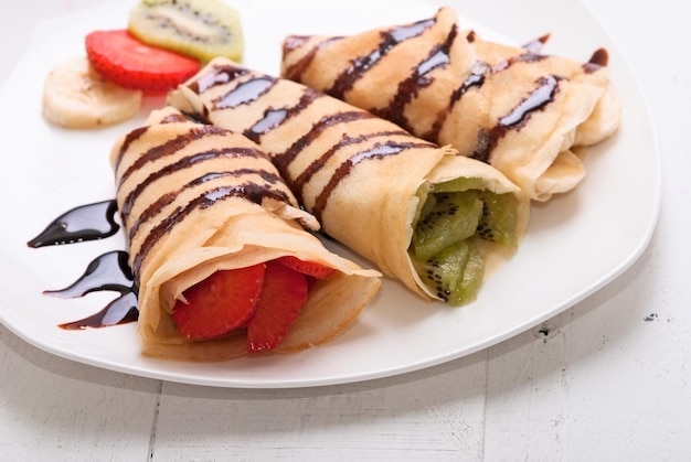 Crepes con frutta fragola banana kiwi