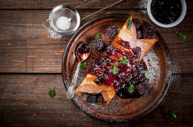 Crepes con frutti di bosco e marmellata