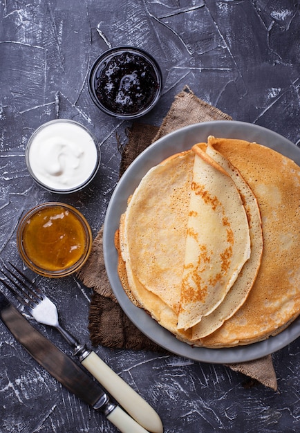 Crepes di frittelle con marmellata e crema diverse