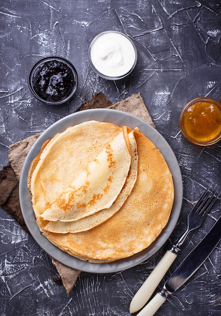 Crepes di frittelle con marmellata e crema diverse