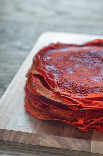 Crepes di velluto rosso sulla tavola di legno