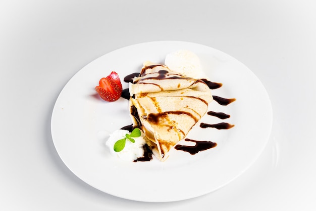 crepes dolce con gelato ripieno di frutta