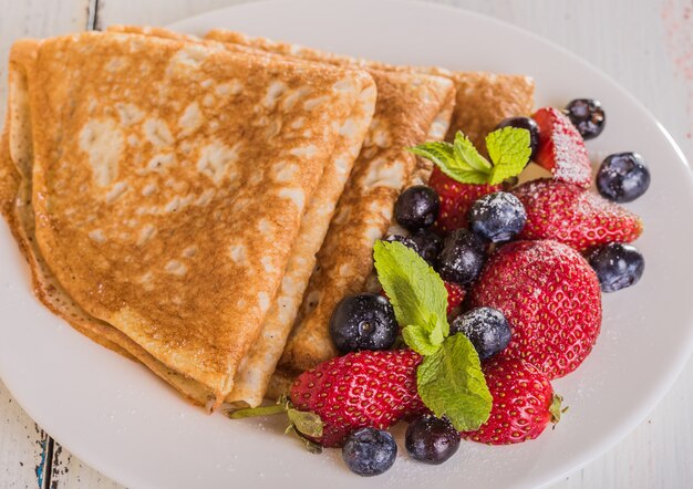 Crepes fatte in casa con frutti di bosco e frutta