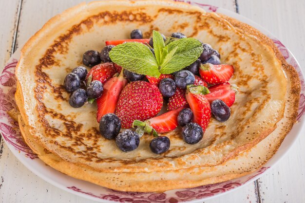 Crepes fatte in casa con frutti di bosco e frutta