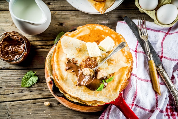 Crepes fatte in casa con salsa al cioccolato