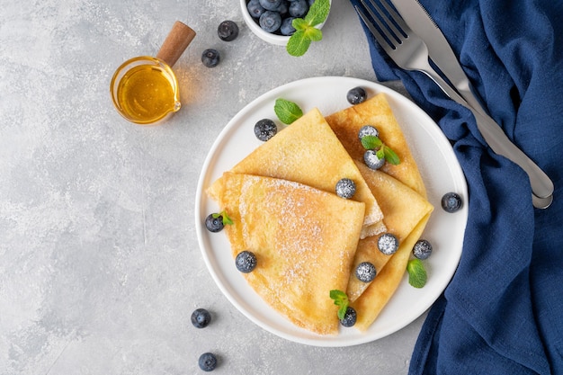 Crepes fatte in casa servite con mirtilli freschi e zucchero a velo Cibo per Maslenitsa