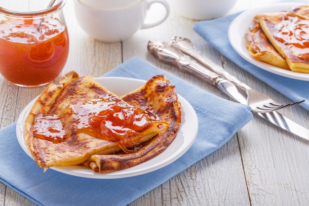 Crepes francesi fatte in casa con sciroppo d'arancia.