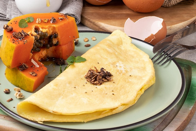 Crepioca brasiliana servita con papaya, muesli, chia e miele.