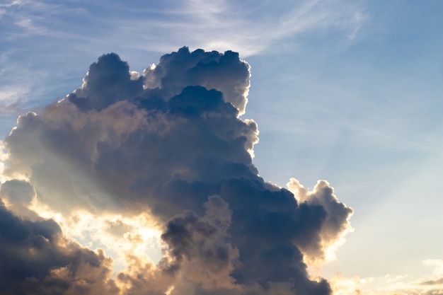 Crepuscolo cielo nuvoloso scuro sulla stagione delle piogge.