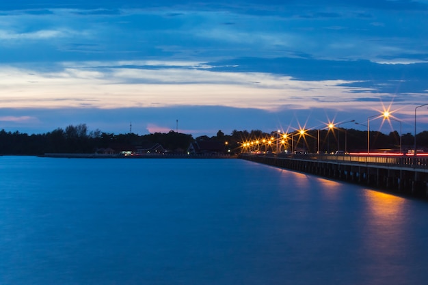 Crepuscolo del tramonto con Laem Sok Bridge Landscape